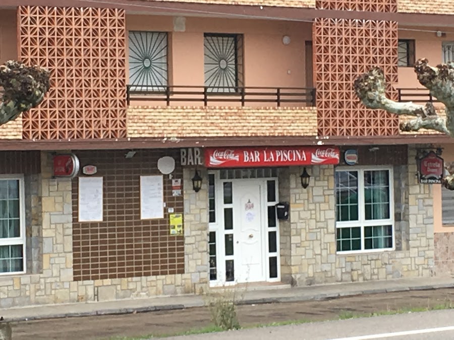 Bar la piscina