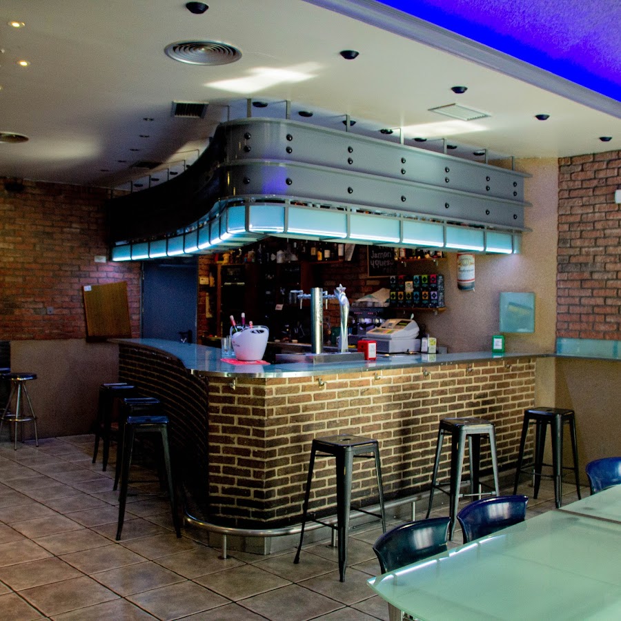 Cafe Bar Poppy's Pizza